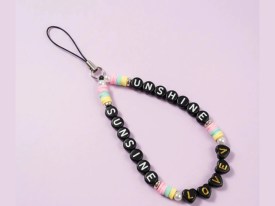 Cuentas plasticas pastilla negra letra blanca 